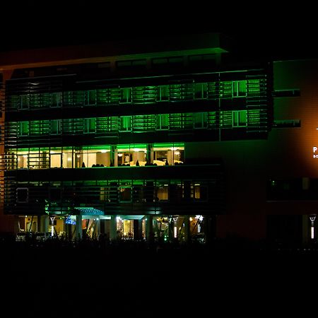 יאשי Pleiada Boutique Hotel & Spa מראה חיצוני תמונה The hotel at night