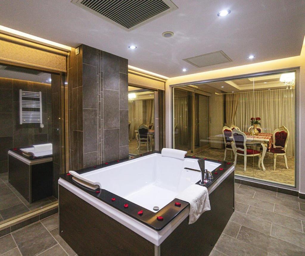 יאשי Pleiada Boutique Hotel & Spa מראה חיצוני תמונה A modern bathroom