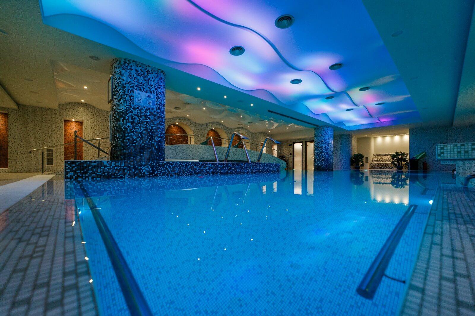 יאשי Pleiada Boutique Hotel & Spa מראה חיצוני תמונה The swimming pool at the hotel